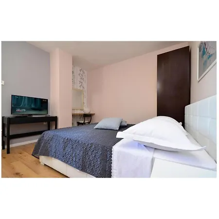 Pet Friendly Apartment In Makarska With Lake View * Makarska