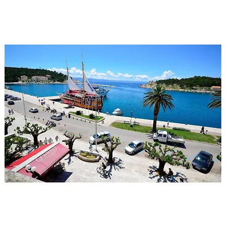 Pet Friendly Apartment In Makarska With Lake View Apartment *